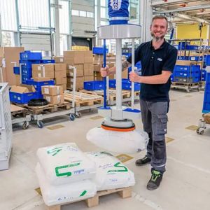 Vakumsko rukovanje za ergonomsko podizanje tereta s niskih pozicija